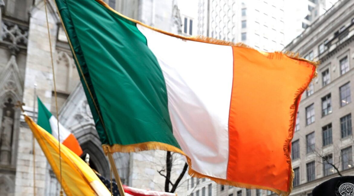 Взрывной автомобиль взорвался в полицейском участке в Ирландии.