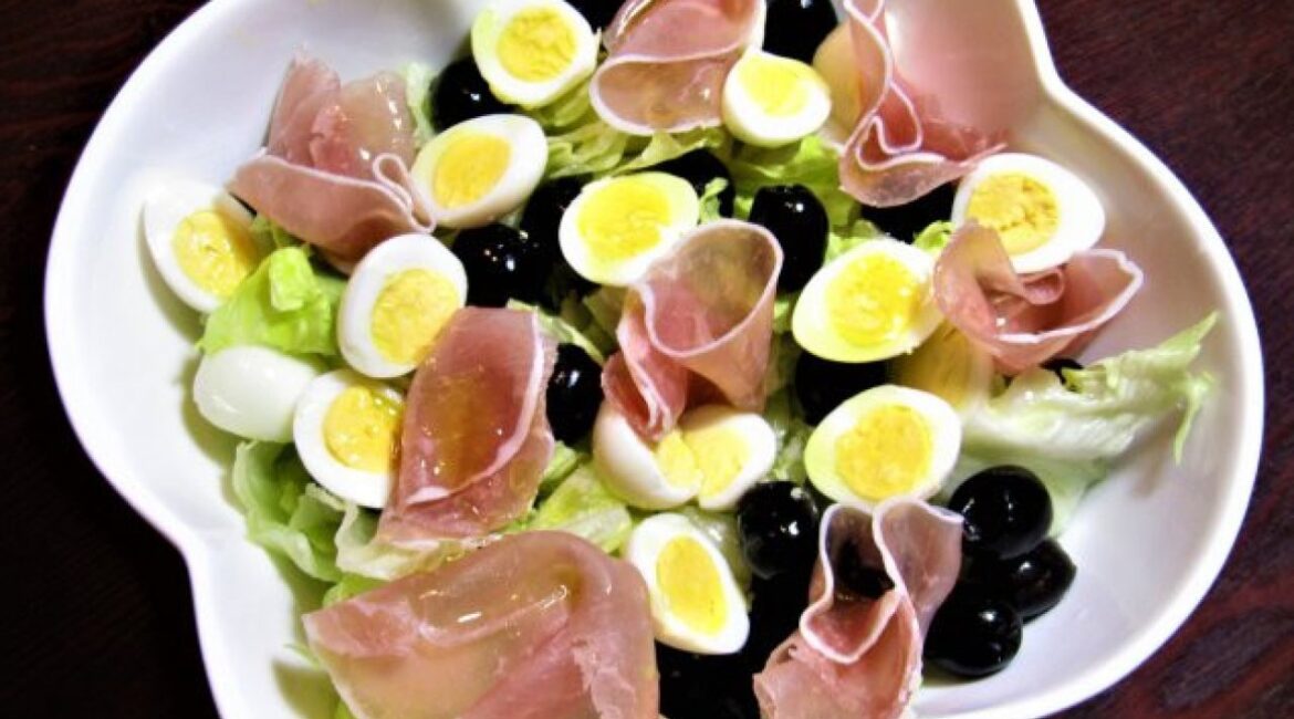 Праздничный салат с перепелиными яйцами на Пасху