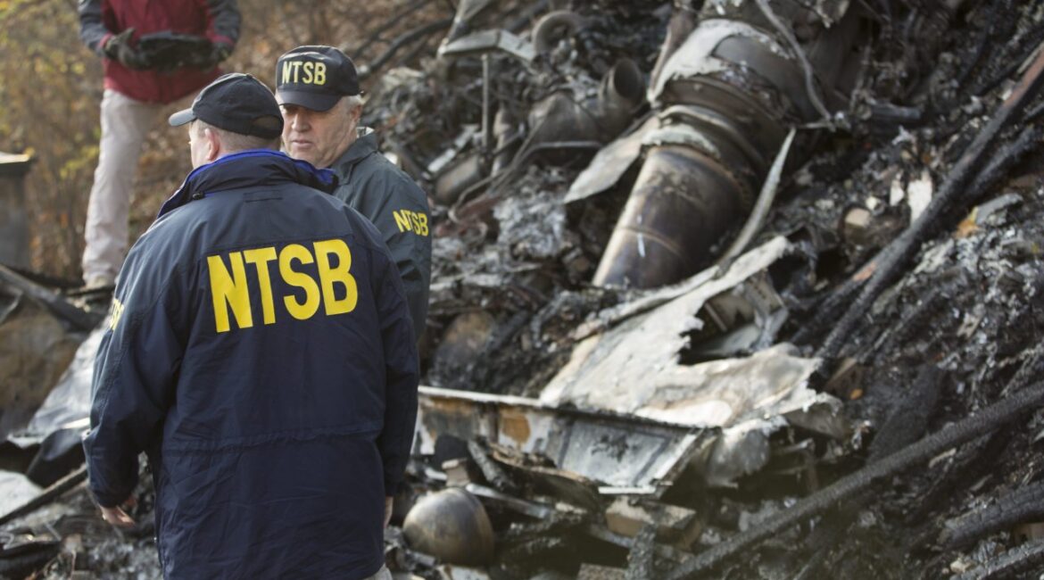 В американском штате Аризона самолет вылетел за пределы взлетно-посадочной полосы и загорелся.