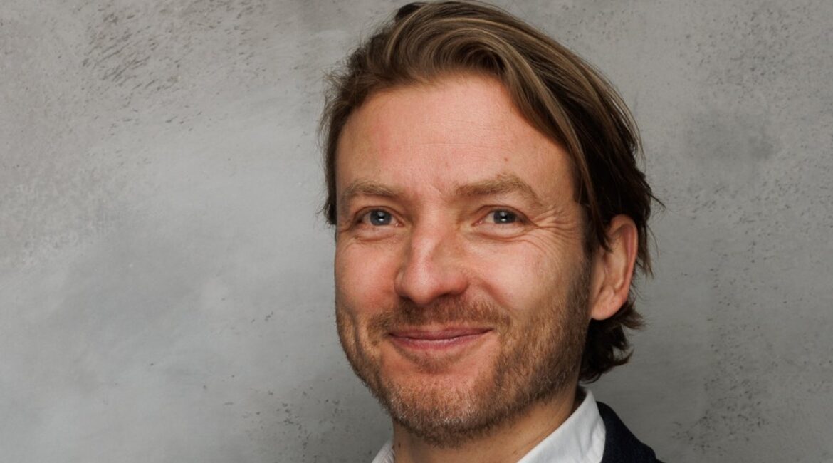 Какова польская модель индексации строительных контрактов для управления затратами и рисками?