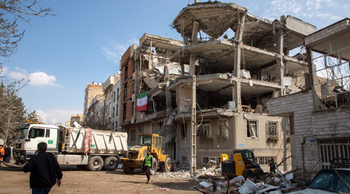 Напряженность растет: Иран сбивает самолеты США, один пилот пропал без вести