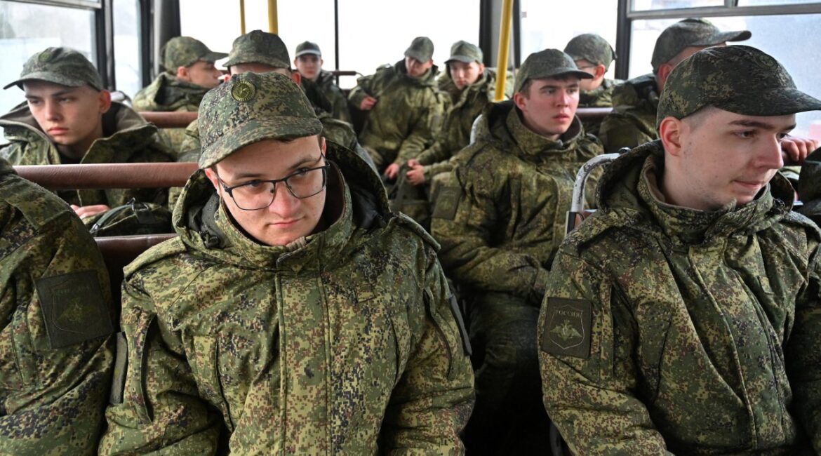 Новая форма траура в России: Вдовы прощаются с погибшими на фронте в Украине