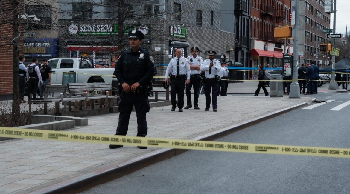 В США автомобиль врезался в толпу, не менее 15 ранены