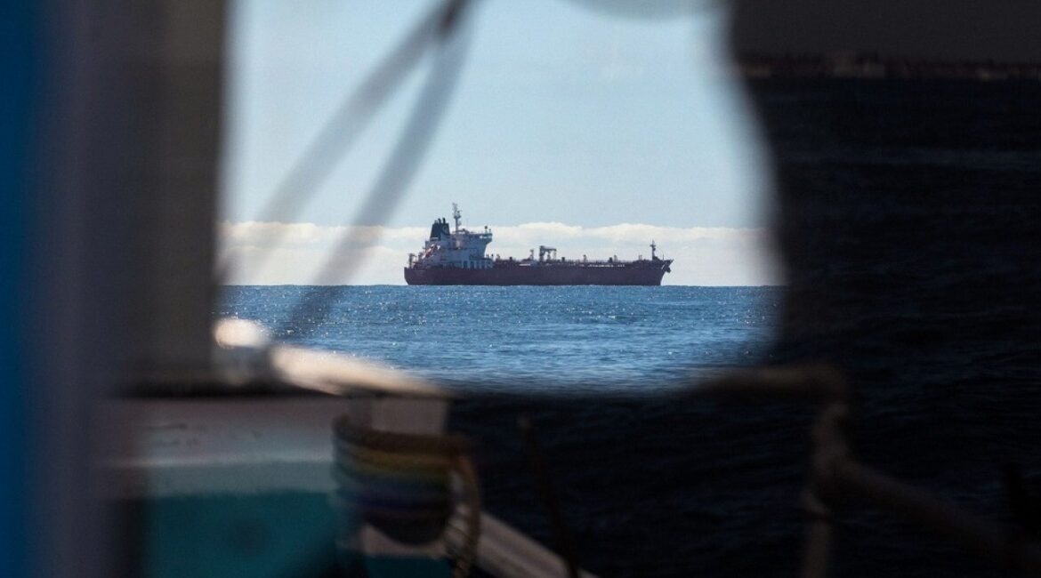 Танкеры, попавшие под санкции США, прошли двойную блокаду Ормузского пролива