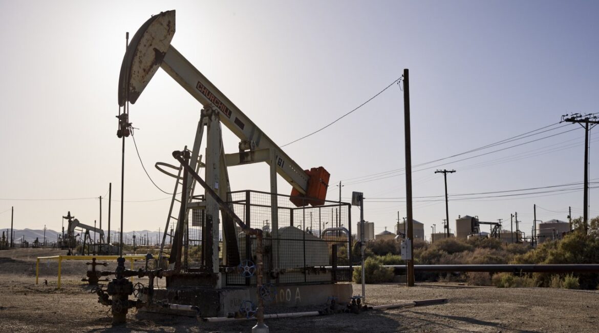 Доллар движется синхронно с нефтью после скачка после войны в Иране