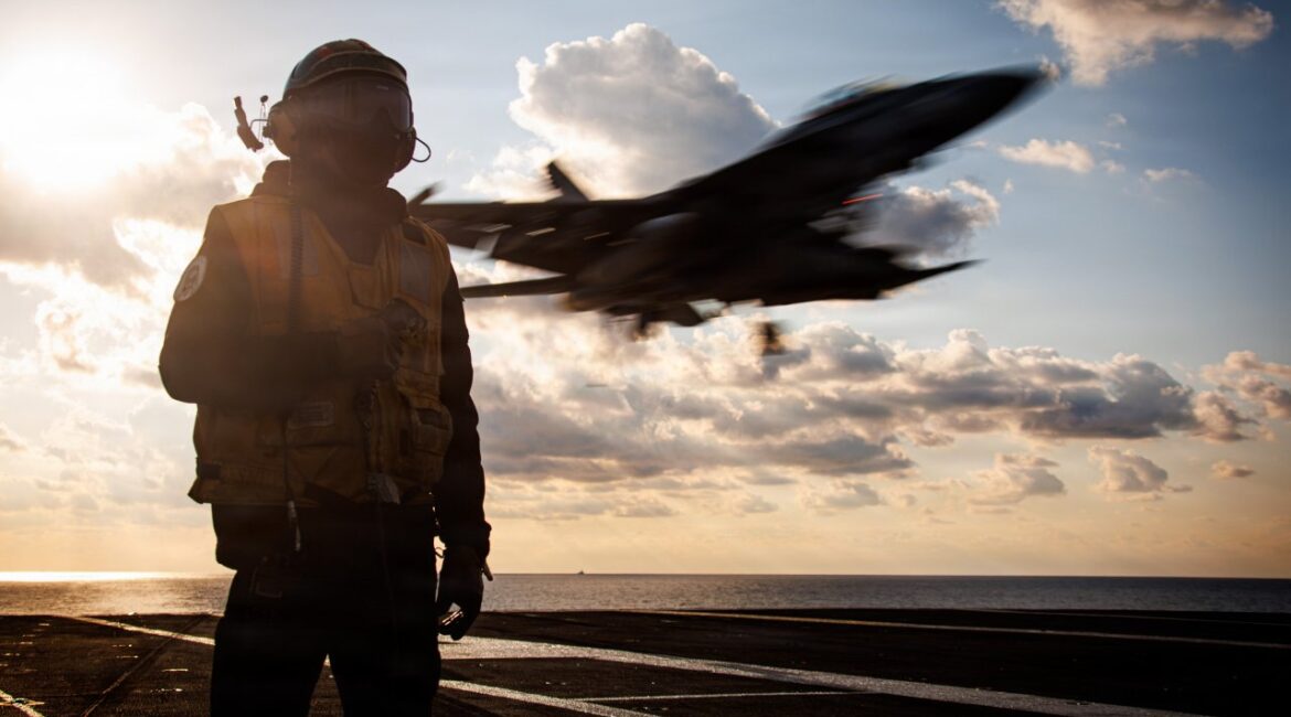 Amundi покупал акции, в то время как большинство инвесторов продавали их.