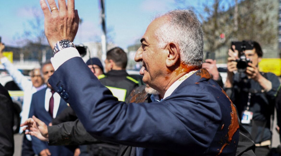 Наследного принца Ирана Резу Пехлеви облили красной жидкостью в Берлине ФОТО