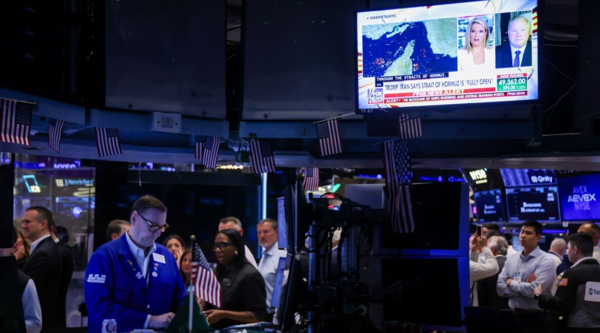 Доллар остается тихой гаванью, но юань растет в мировой торговле