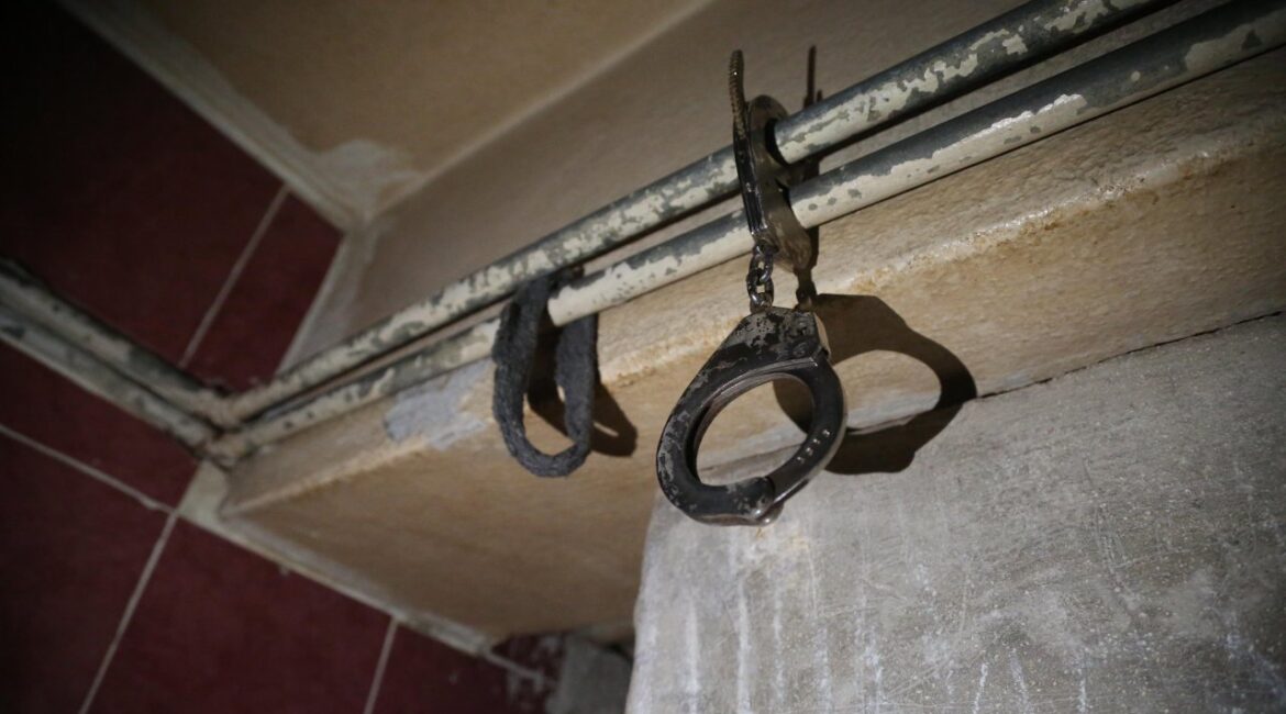 Женщина два года держала родственницу запертой в подвале