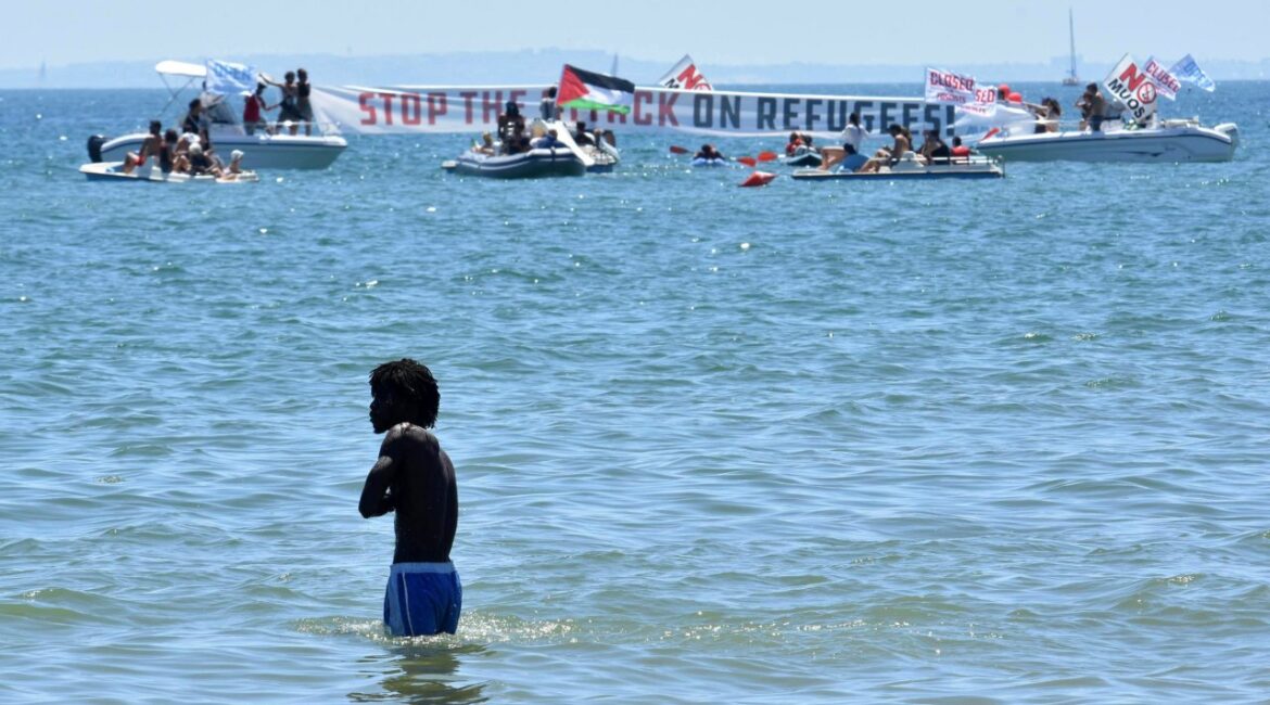 Корабль с мигрантами затонул в Средиземном море, более 70 человек пропали без вести