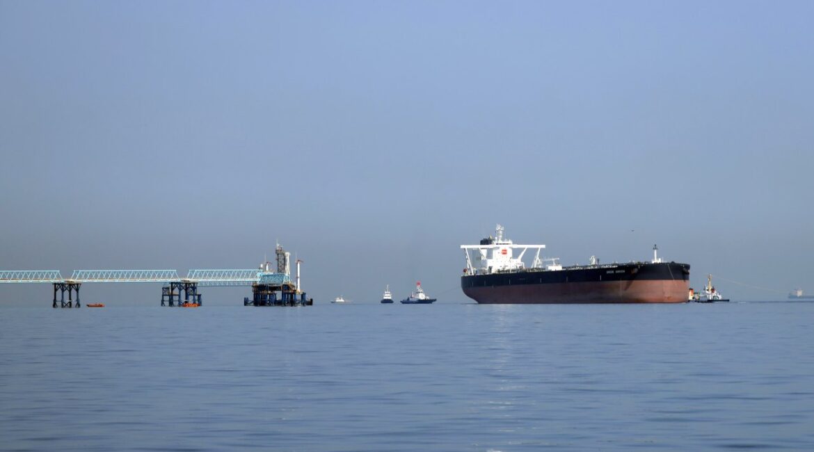 Нефть стабилизируется на новостях о давлении в Иране на прекращение огня