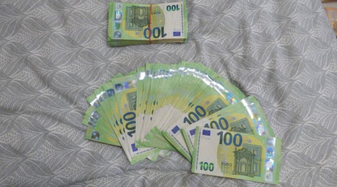 Во время акции в Плевенско изъято более 60 тысяч евро и списки имен, задержаны 16 человек