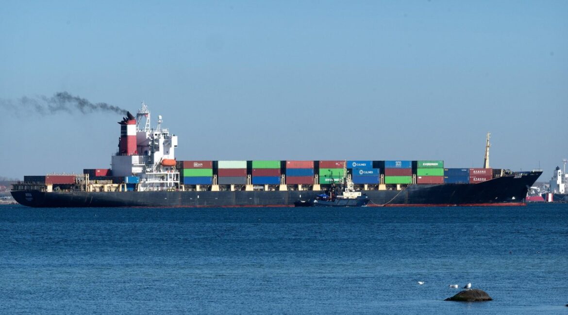 После перемирия: Первые корабли вышли через Ормузский пролив