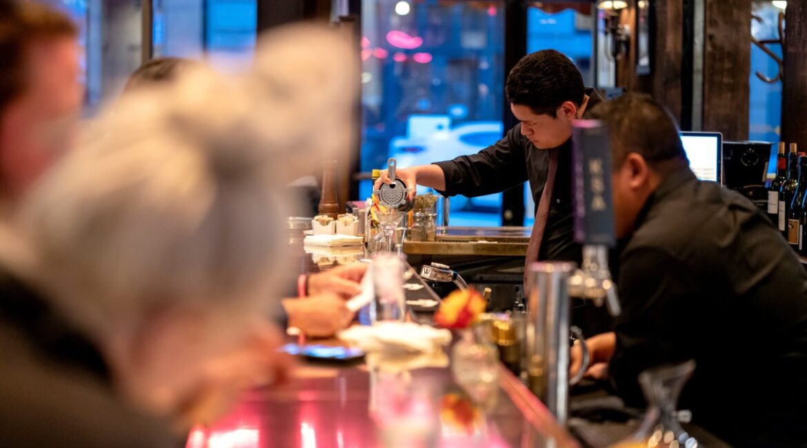 Активность сектора услуг США снижается впервые с 2023 года.