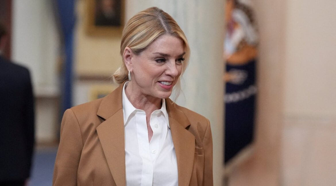 Трамп уволил Пэм Бонди после бурного года, наполненного ошибками и гневом