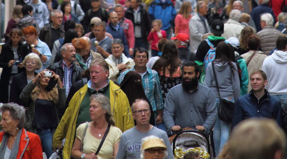 Численность населения сейчас составляет 8,3 миллиарда человек и превышает возможности Земли.