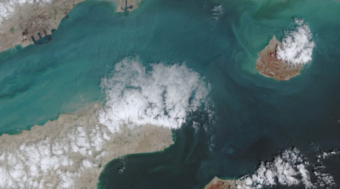 Как греческий капитан руководил побегом из круизов через Ормузский пролив? ВИДЕО