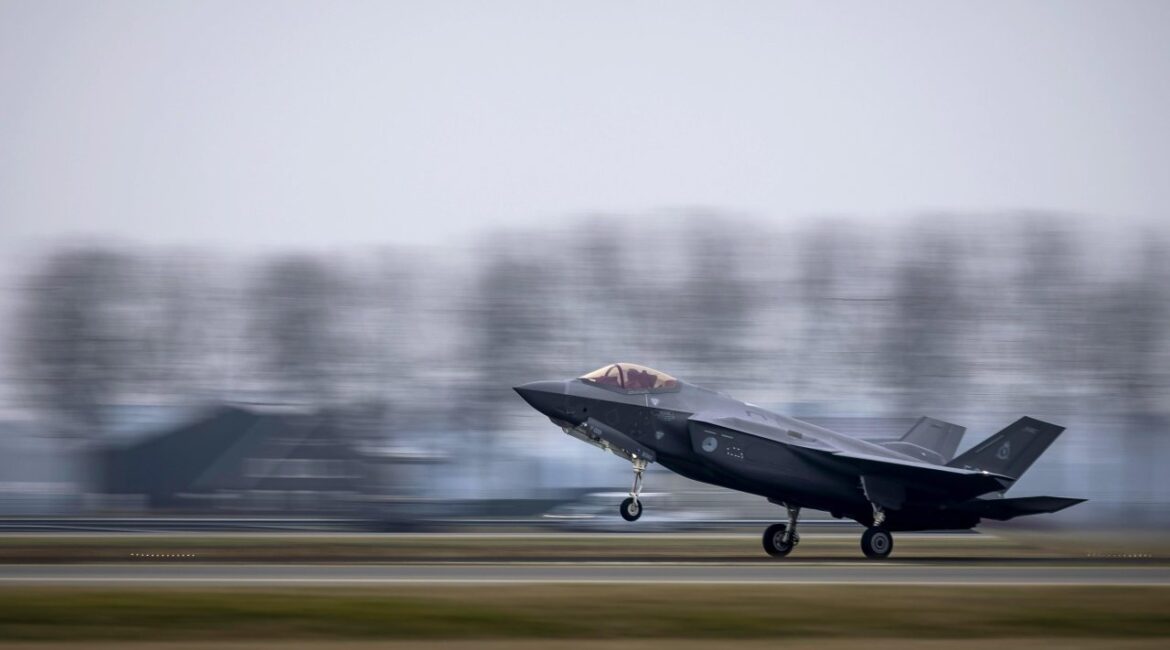 Сбитый пилот F-35 выжил, Иран объявил награду за его голову ФОТО