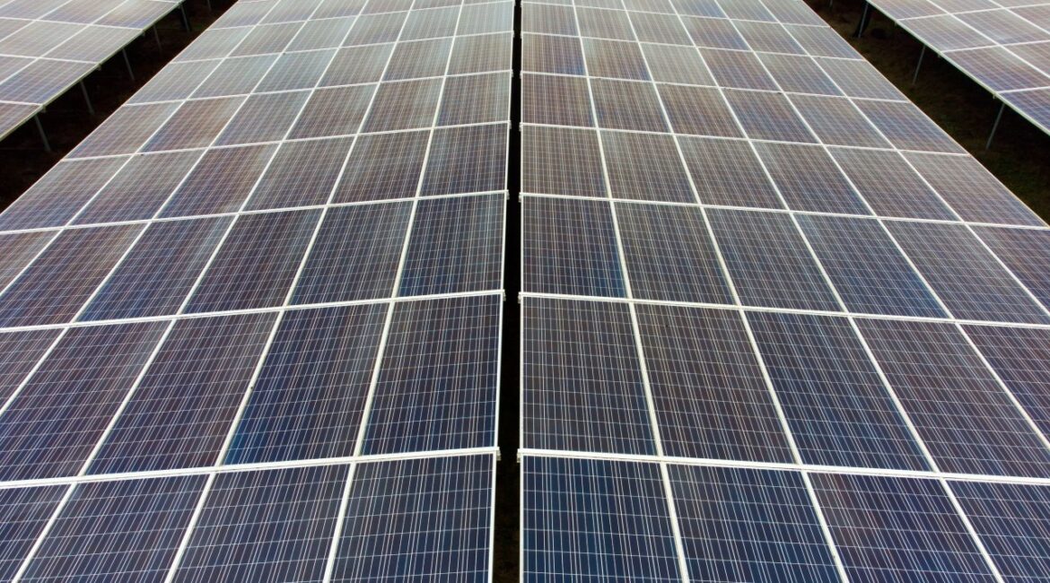 На рынках Европы наблюдаются все более отрицательные цены на электроэнергию по мере роста солнечной энергетики.