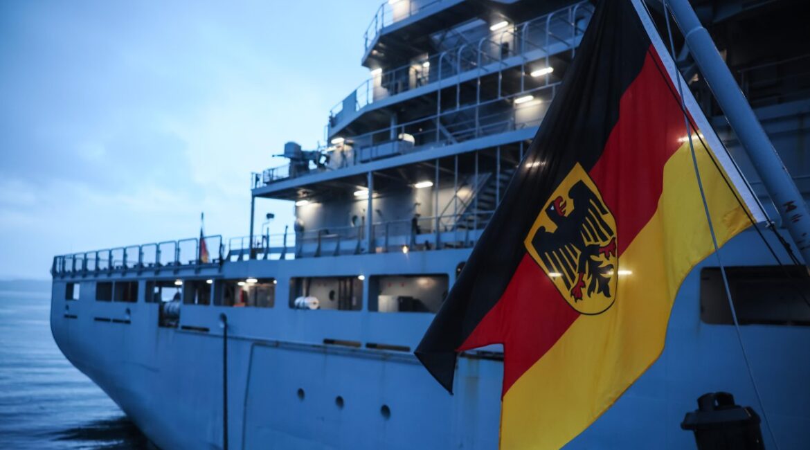 Мужчинам в Германии в возрасте до 45 лет необходимо разрешение властей на длительное пребывание за границей.