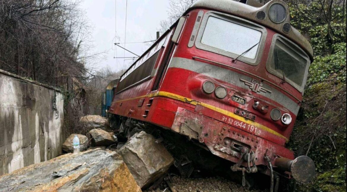 Продолжается расчистка обрушившихся камней на железнодорожных путях под Трявной