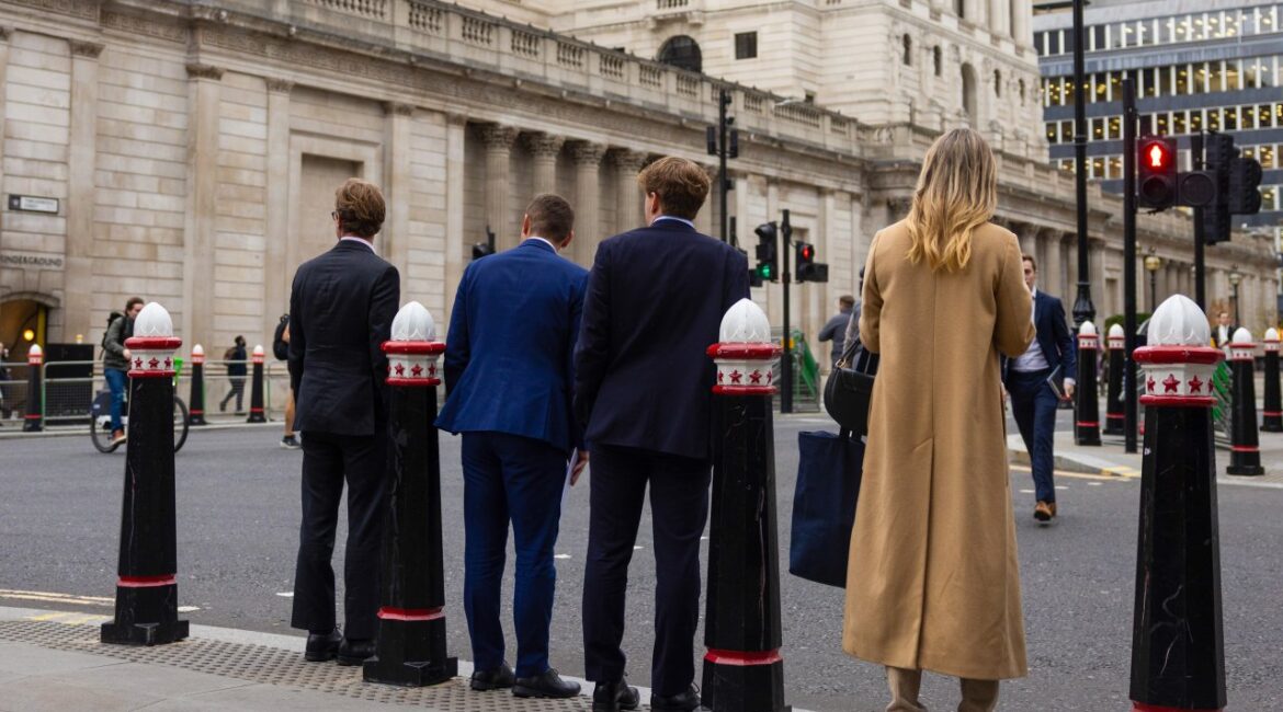 Британские компании усилили сокращение рабочих мест на фоне войны в Иране