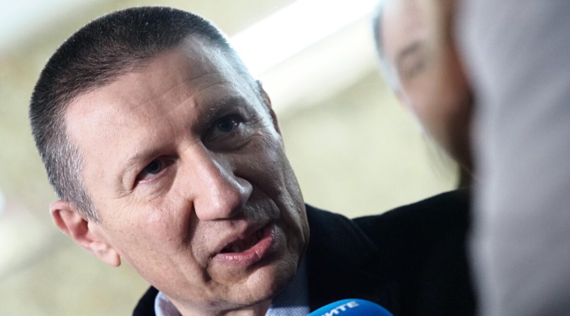 Если Сарафов не уйдет в отставку, его следует отстранить