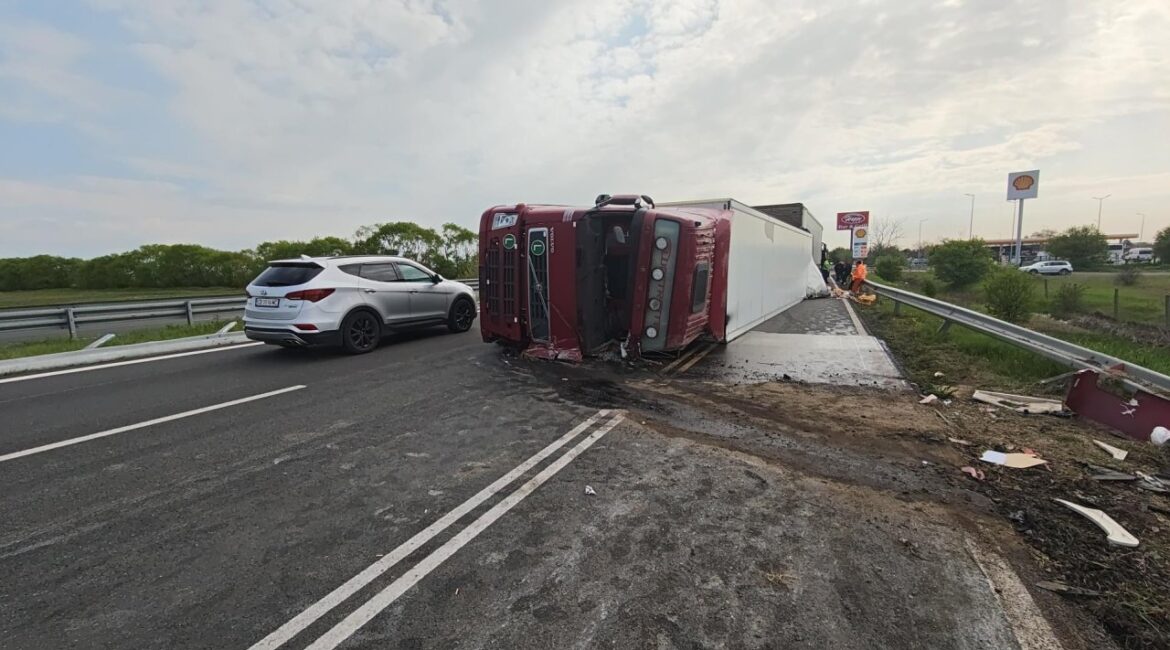 Перевернутый грузовик, тонны картофеля и разлитое топливо на трассе «Фракия» ВИДЕО