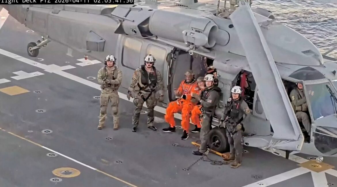 Учебник: Экипаж «Артемиды II» успешно приземлился на Землю ФОТО/ВИДЕО