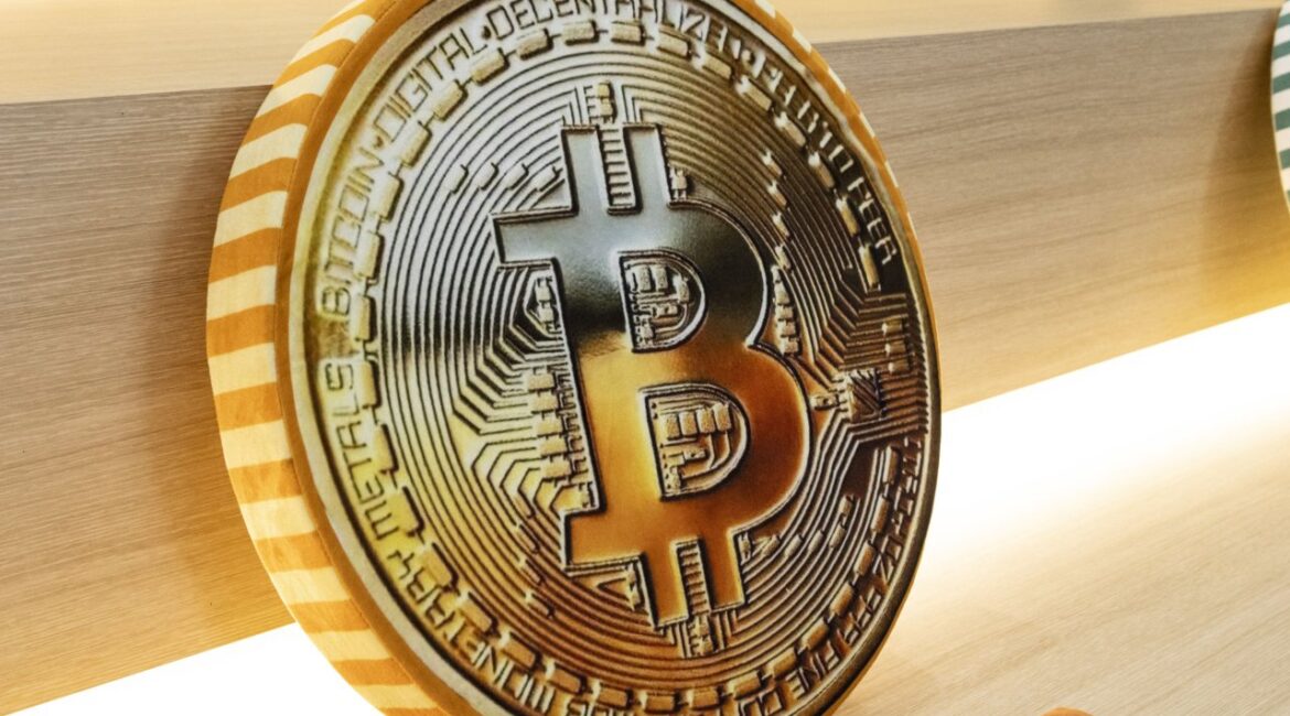 Биткойн достиг нового 11-недельного максимума благодаря продленному перемирию