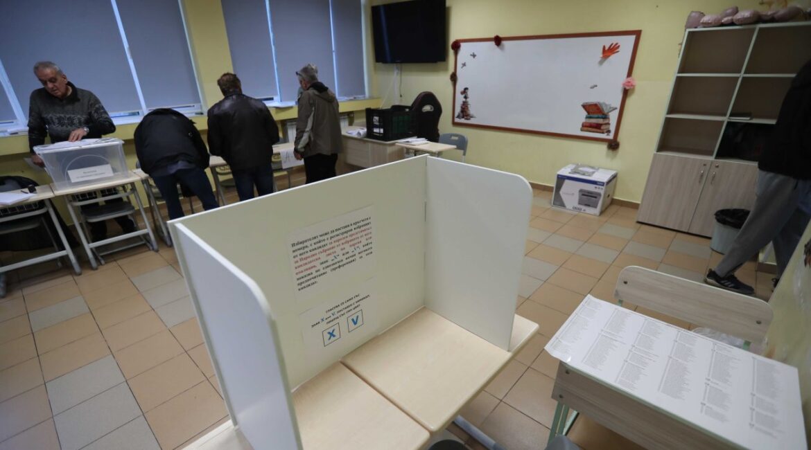 Болгария голосует на восьмых парламентских выборах в 2021 году.