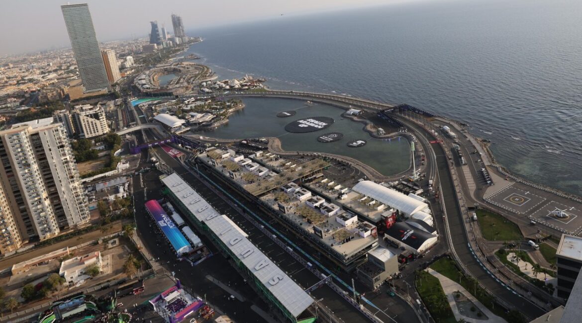 Саудовская Аравия перехватила 7 ракет, обломки упали на энергетические объекты