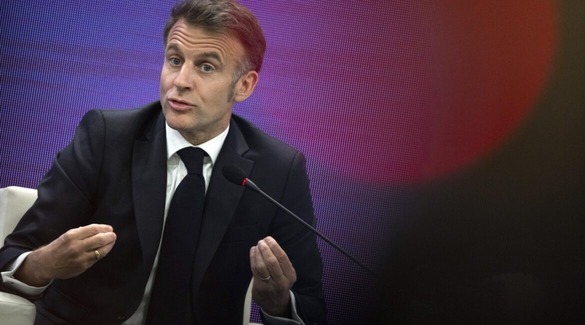 Брачная насмешка лишила Макрона титула «заклинателя Трампа».