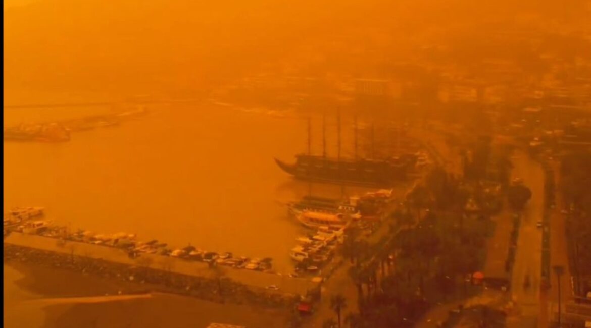 После Греции песчаные бури окрасили небо в кроваво-красный цвет и над Турцией ВИДЕО