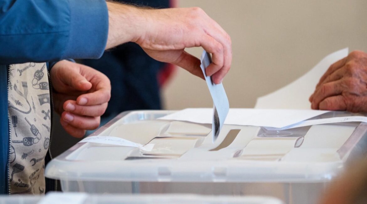 По состоянию на 15:00 проголосовали 31,8% имеющих право голоса.