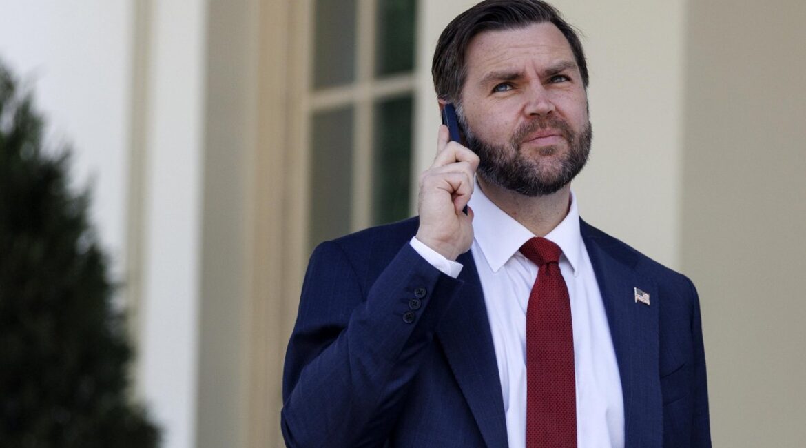 И католик Вэнс напал на Папу: позволить Трампу заниматься политикой