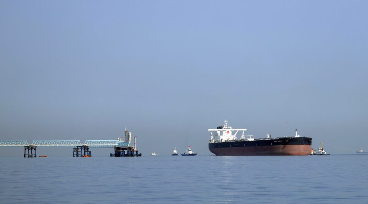 Взимается ли плата за доставку через Ормузский пролив?