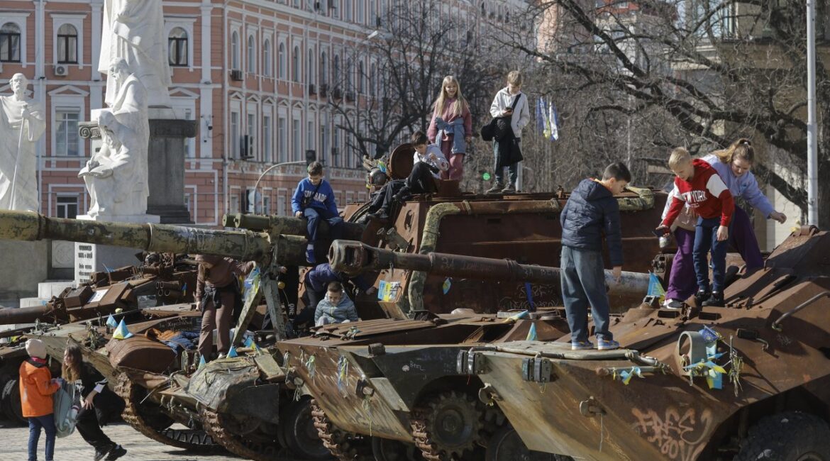 Занятия по «хорошим играм», патриотизму и военной форме: чему учат россиян?