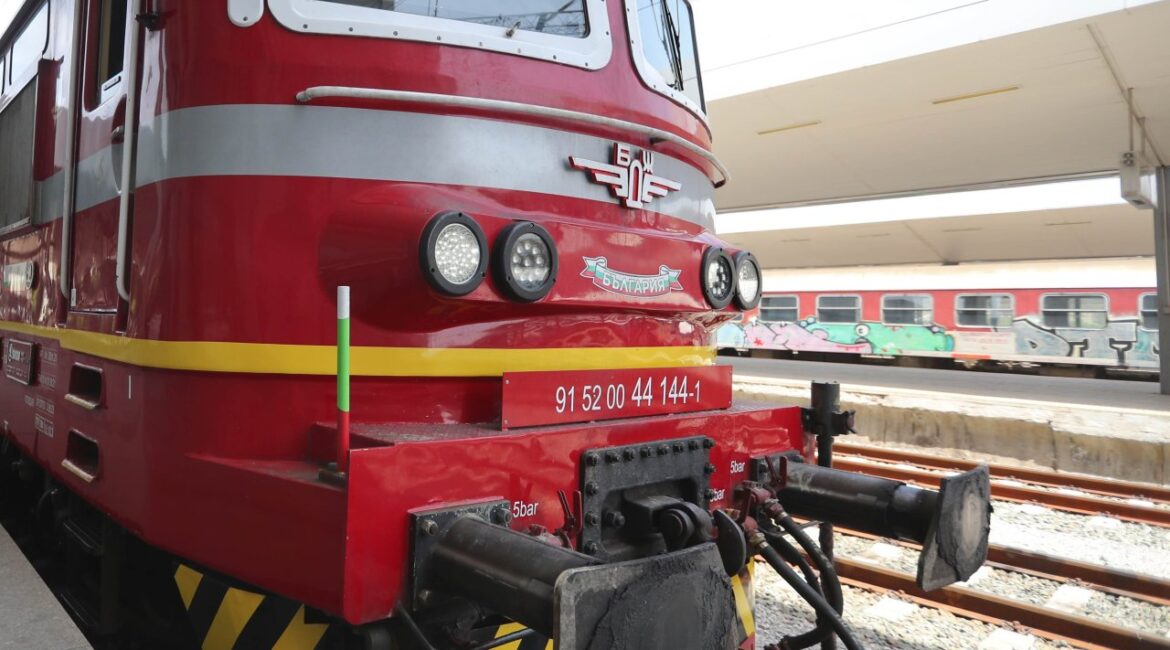 Пассажирский поезд сошел с рельсов на участке Дабово-Радунци, никто не пострадал