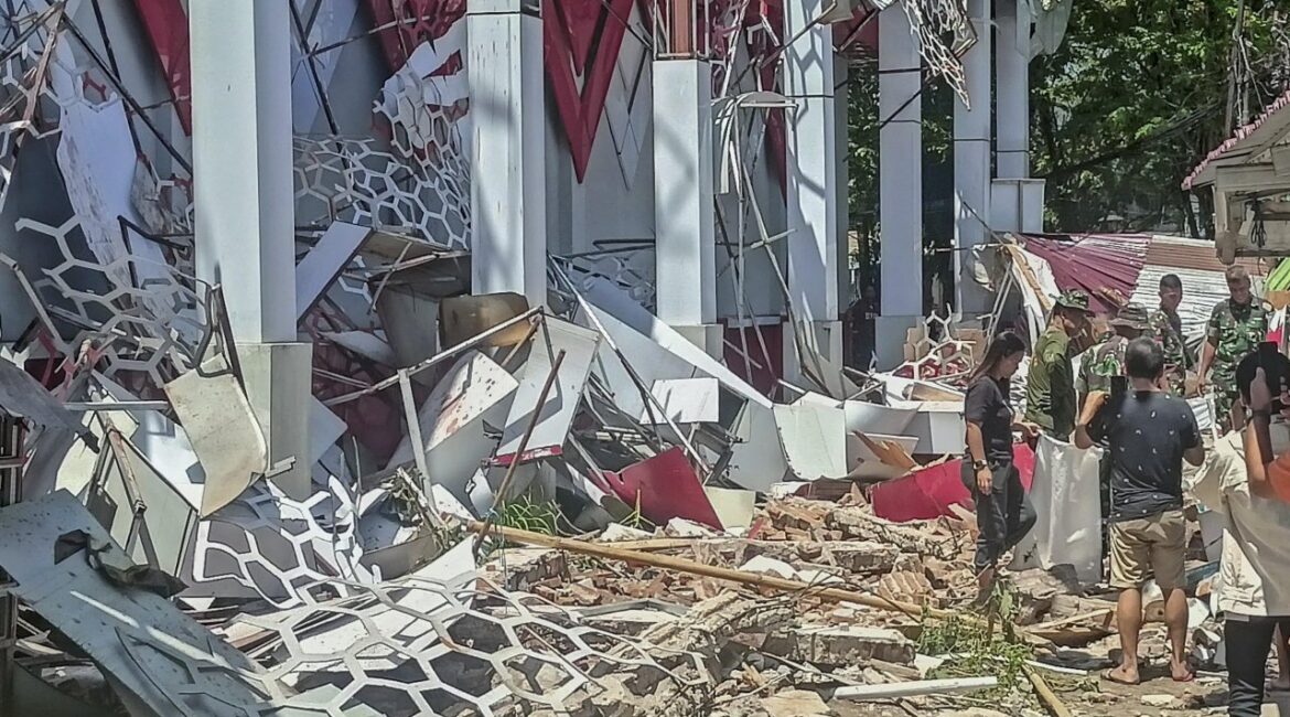 Мощное землетрясение возле Индонезии вызвало цунами, есть пострадавшие