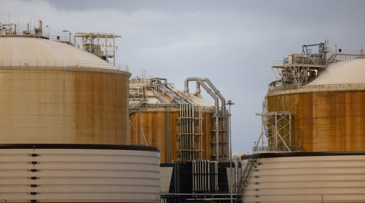 Иран пропускает через Ормуз суда с нефтью, но не с газом, что усугубляет дефицит