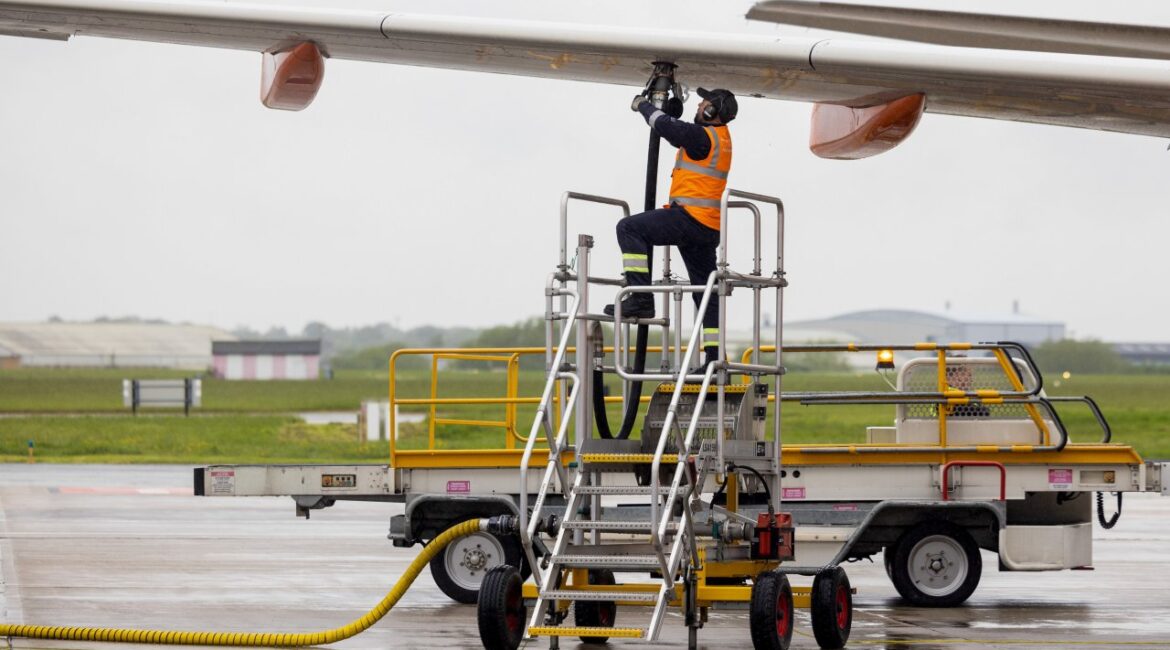 В Европе пока достаточно авиакеросина, но компании уже отменяют рейсы