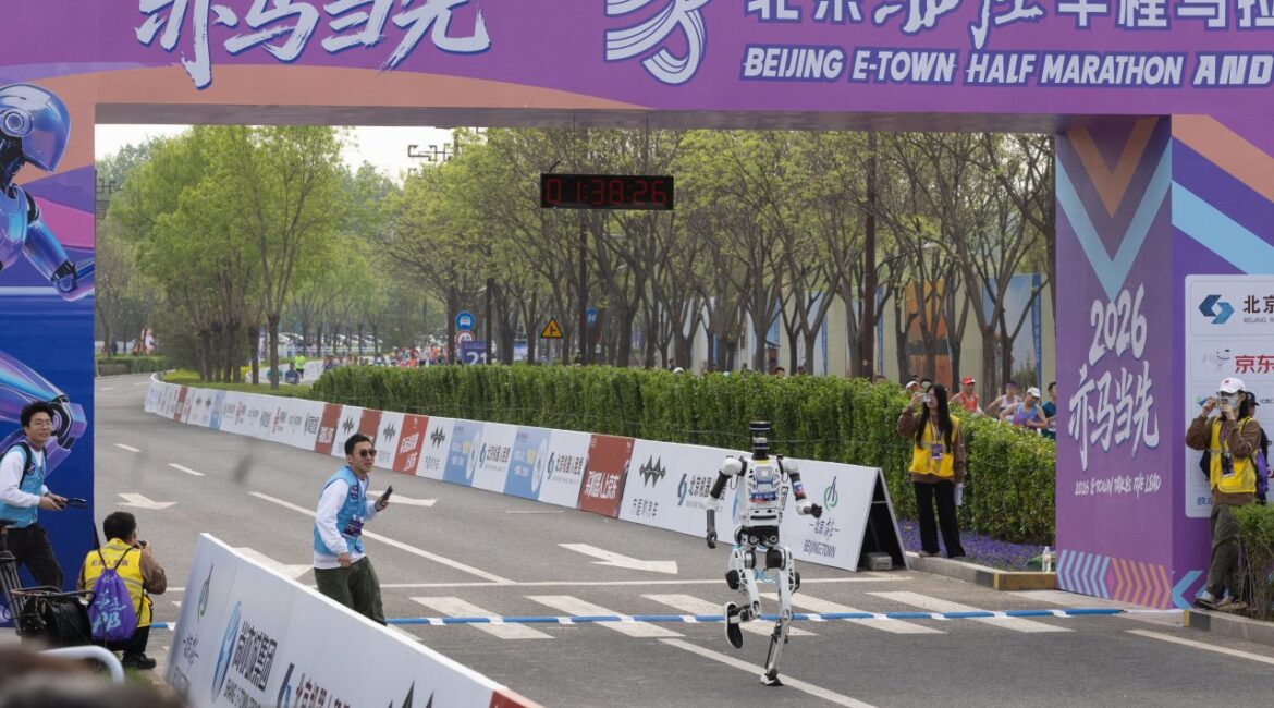 Робот-гуманоид обогнал людей на полумарафоне в Пекине и побил мировой рекорд