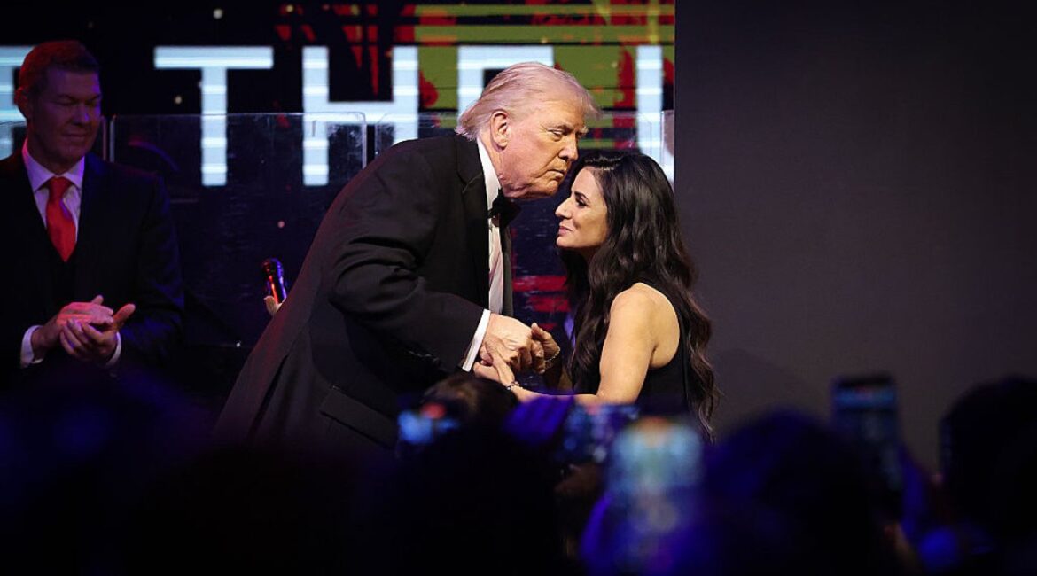 Кто тот художник, который поклоняется Иисусу и Трампу? ВИДЕО