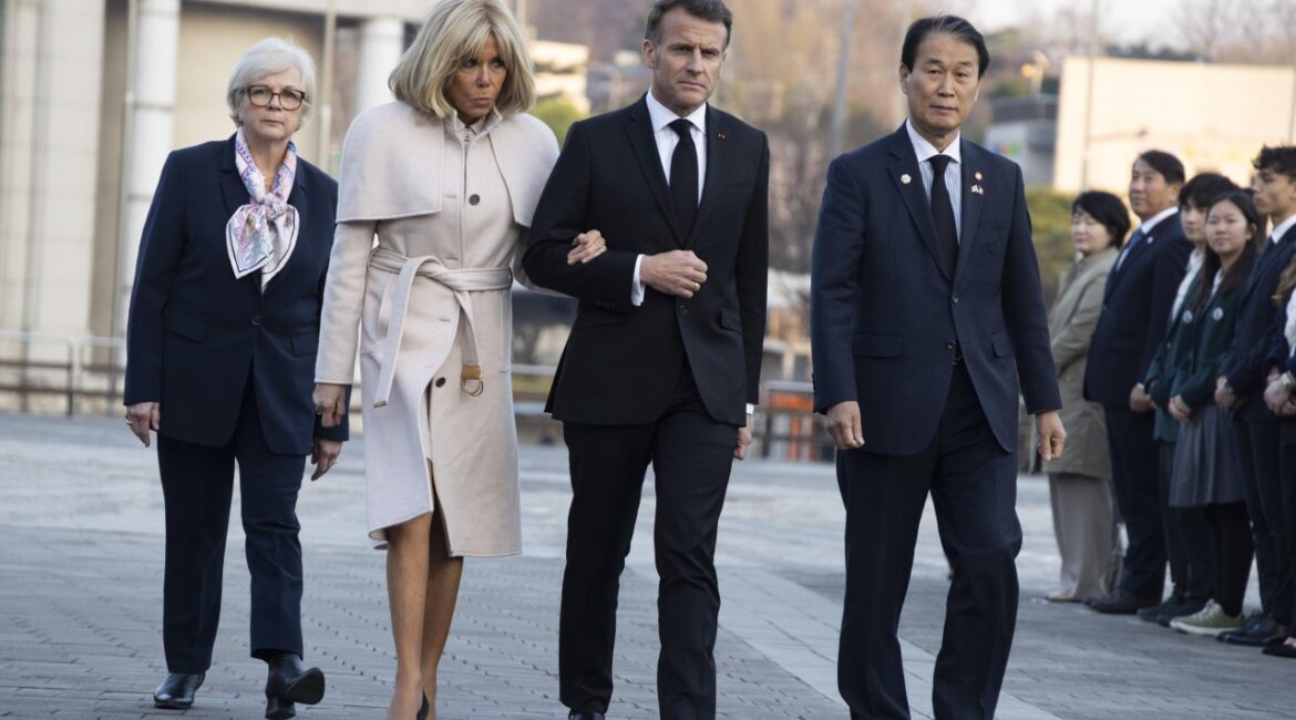 Даже критики Макрона были в ярости из-за оплошности Трампа.