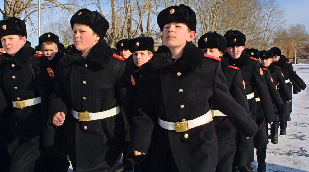 Пионерская армия: Кремль обучает молодежь созданию военной пропаганды