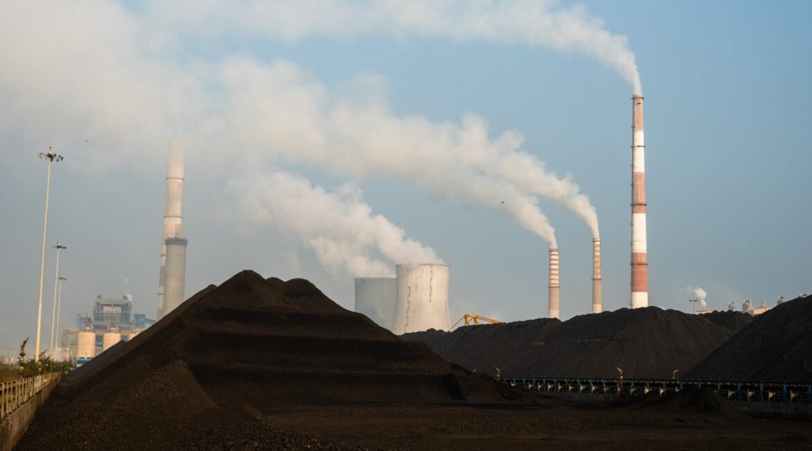 Перебои в поставках газа вынуждают крупнейших потребителей возвращаться к углю