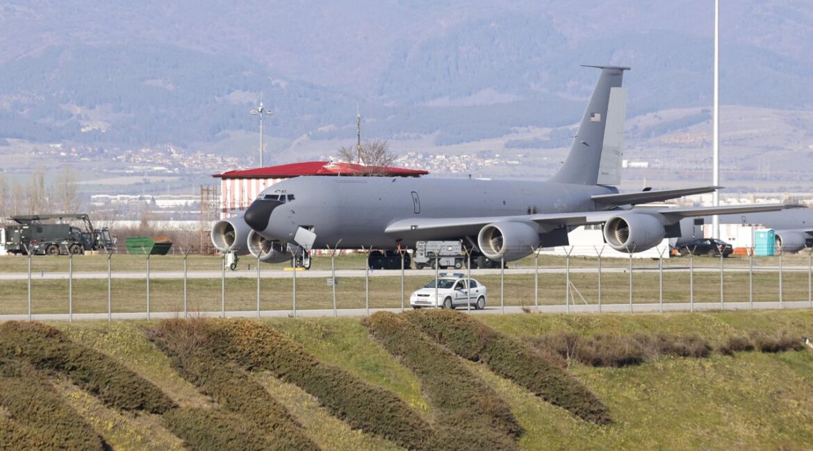 Из-за пролетающих над Софией американских самолетов ребенок кричит и спрашивает: «Мама, мы воюем?»