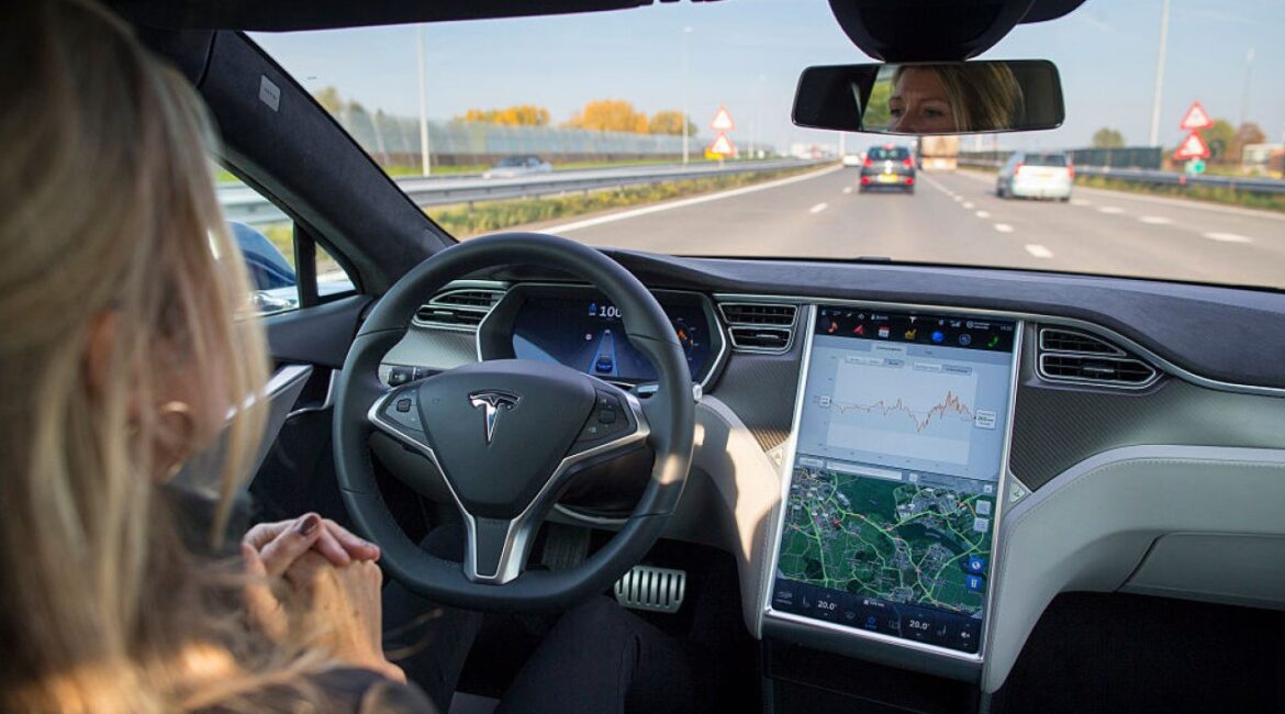 Нидерланды одобрили использование системы помощи водителю Tesla
