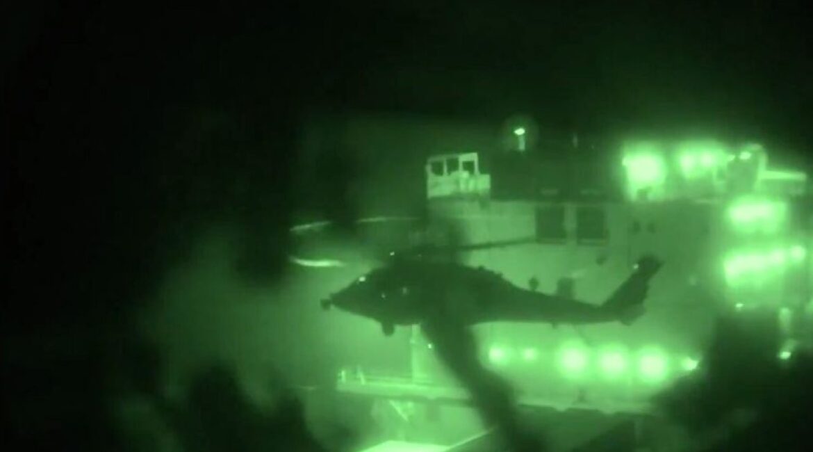 Посмотрите, как морские пехотинцы США взяли под контроль иранский корабль ВИДЕО